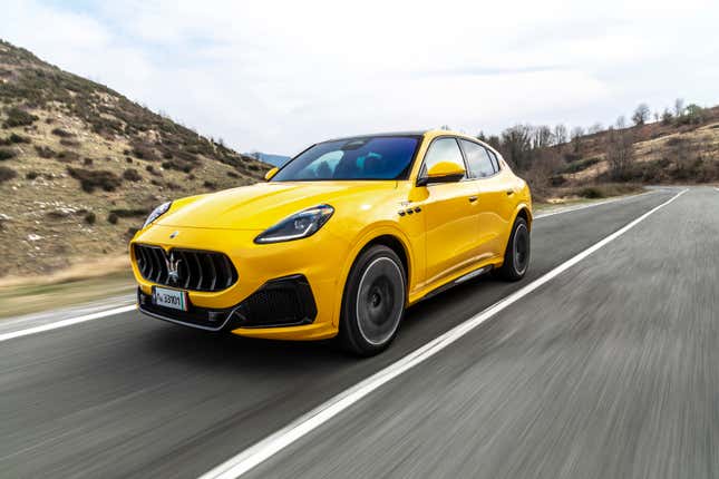 Vista frontal de tres cuartos de un Maserati Grecale Trofeo 2023 amarillo